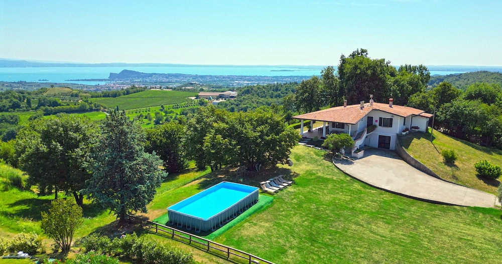 Villa Anna Miralago — 4-Star Luxury Hotel in Castello, Italy