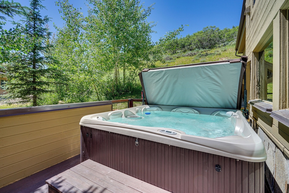 Deer Valley Retreat w Hot Tub & Movie Room — 4-Star Luxury Hotel in Bridgeport, United States