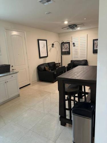 Luxury 1200 Sqft 1bdrm Retreat with Den — Sun City — photo 5