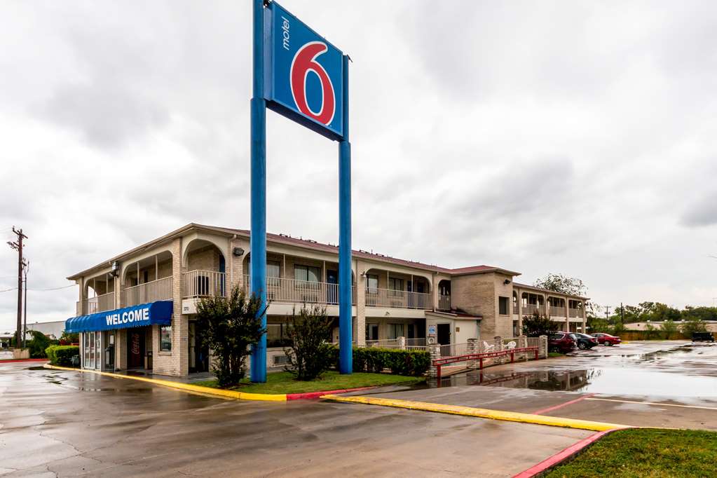 Motel 6 San Antonio Tx Frost Bank Center - photo 2