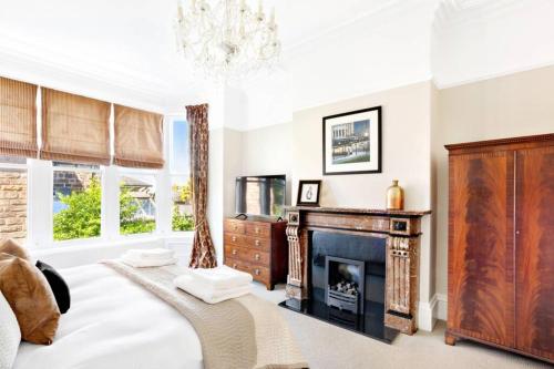 Central Harrogate Townhouse Apartment with Parking