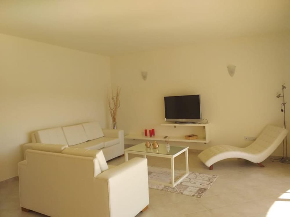 Penthouse 5 Guests balcony aircon parking — hotel in Sotira
