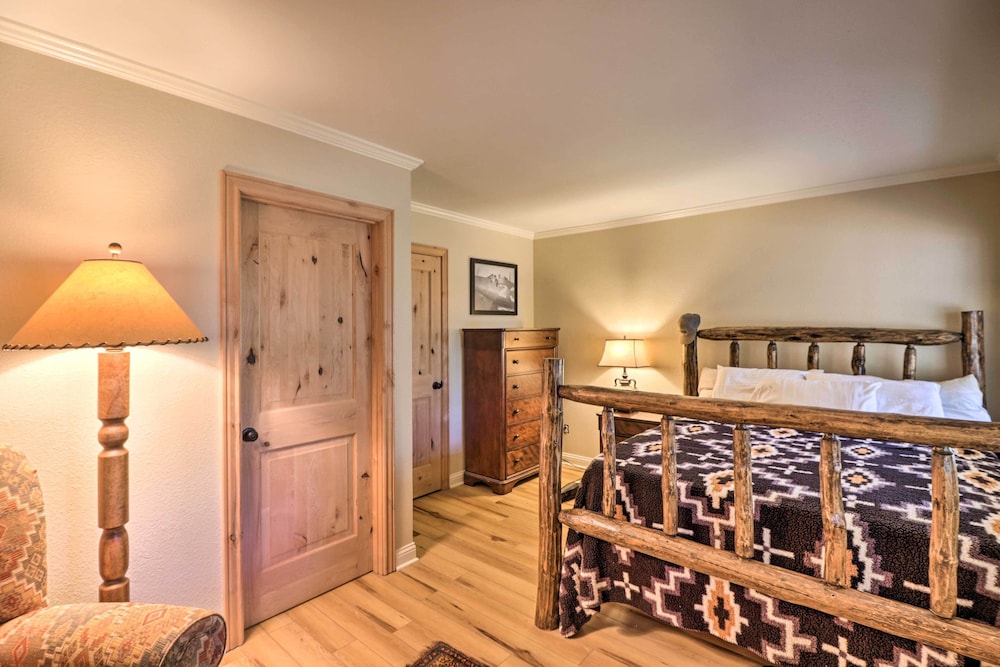 Whitefish Escape w Deck: 3 Mi to Ski Resort in Whitefish, United States