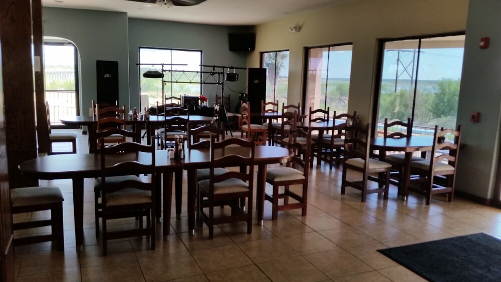 Lakeview Inn & Suites - photo 32