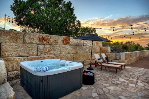 Hello Walls Luxury with views plus hot tub — 4-Star Luxury Hotel in Stonewall, United States