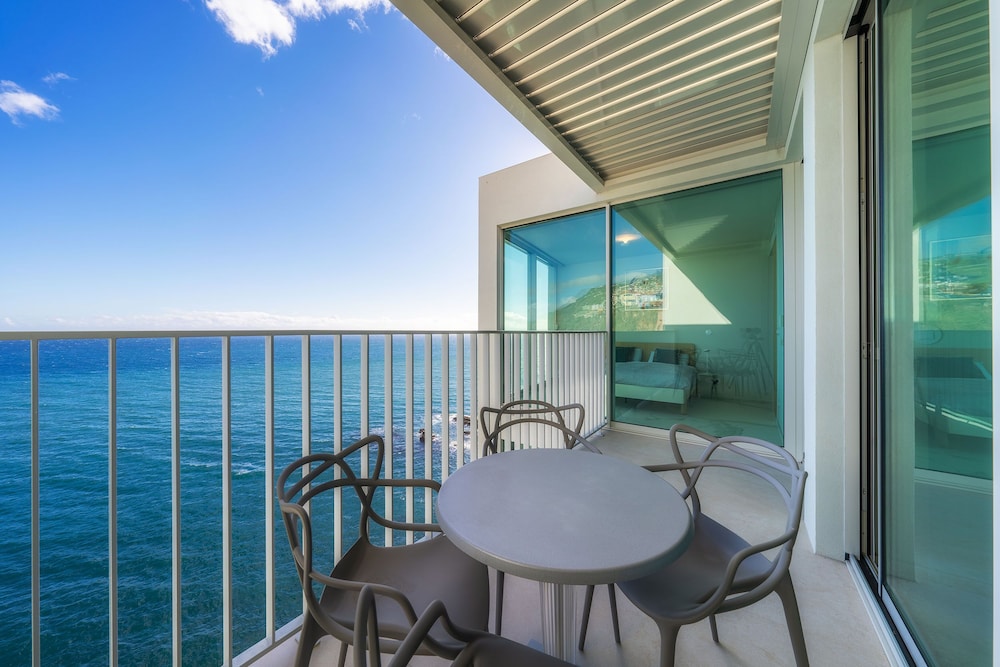 Barreirinha Front Line Sea View II by Holiday Rental Madeira — 4-Star Luxury Hotel in Funchal, Portugal
