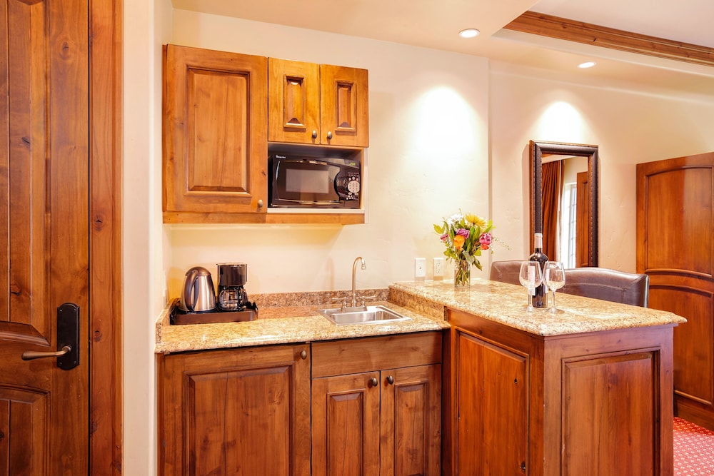 Tivoli Lodge - photo 14