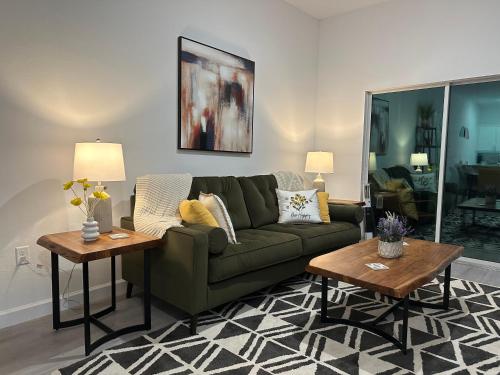 Honeycomb Haven - last minute hotel in Davenport