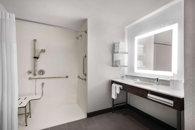 Hampton Inn Brooklyn Park - photo 13
