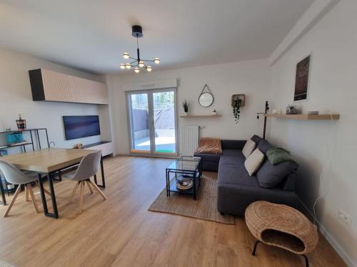 Cosy Retreat with Terrasse And Parking Near Paris And Disney 5min To Train Station in Champigny-Sur-Marne, France