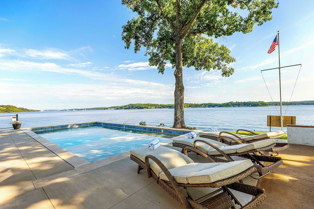 Panoramic Paradise Lakefront Home for 15 — 4-Star Luxury Hotel in Rocky Mount, United States