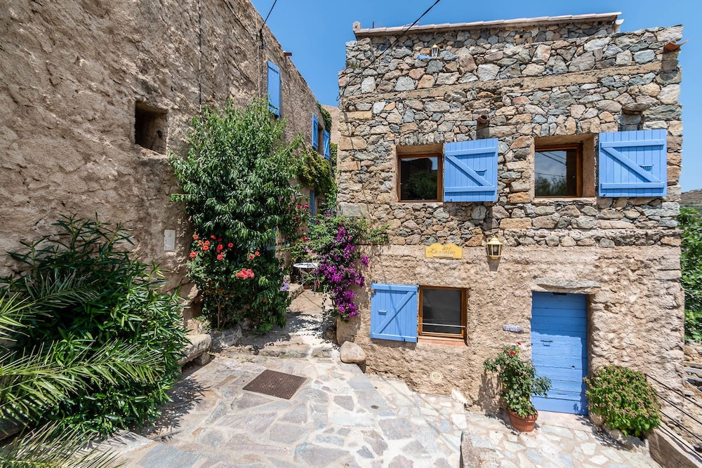 Le Patio - carbon neutral hotel in L'ile-Rousse