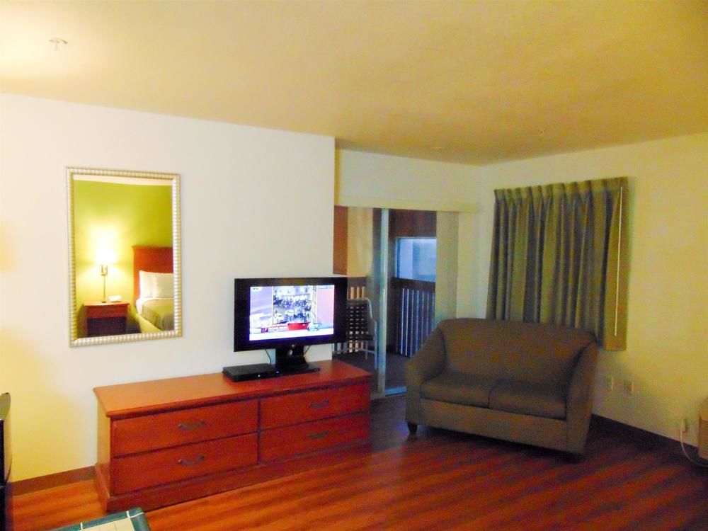 Motel 6 - photo 15