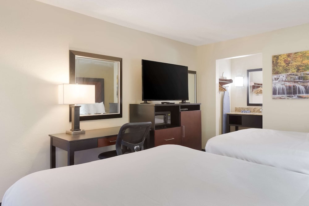 Clarion Pointe Independence Kansas City - photo 28