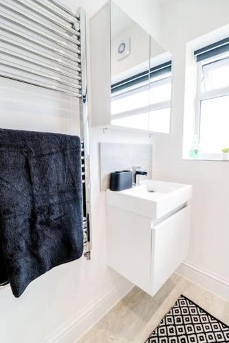High End London Flat Close to Station 10mins to Central London — 4-Star Luxury Hotel in London, United Kingdom