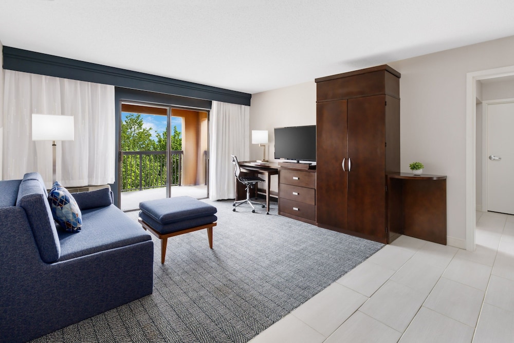 Courtyard by Marriott Manchester Boston Regional Airport - photo 5