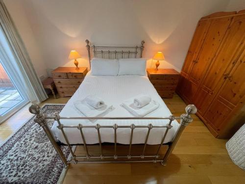 Cosy Country Hideaway opposite Three Horseshoes Pub in Madingley village — 4-Star Luxury Hotel in Cambridge, United Kingdom