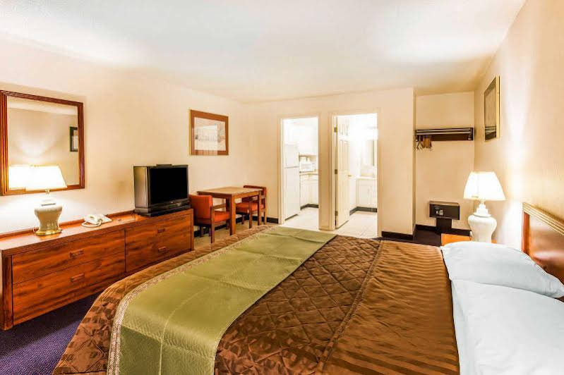 Econo Lodge Everett - photo 18