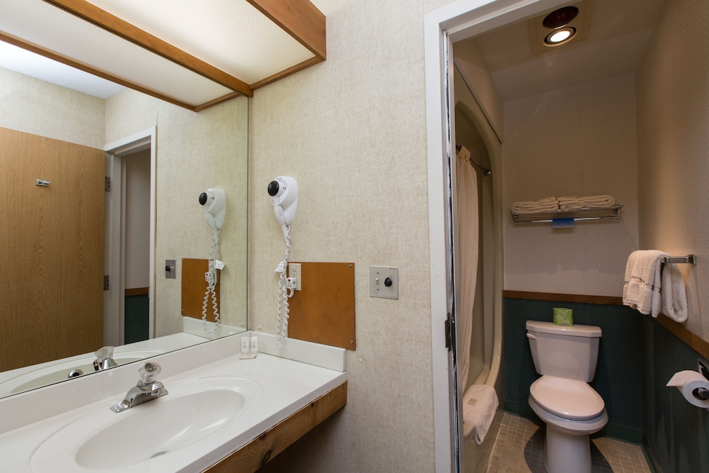 Commodores Inn - photo 25