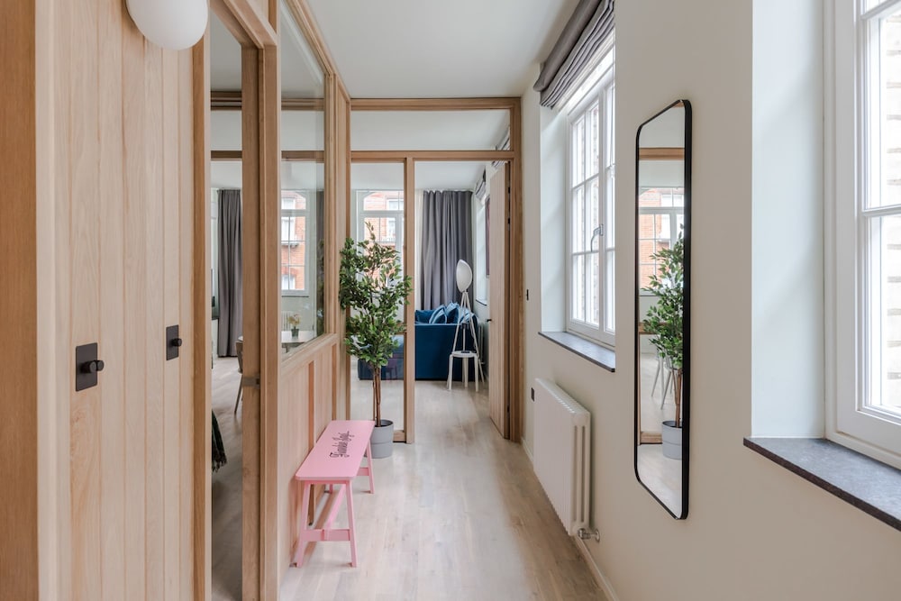 Modern 1 Bed Soho Flat with AC near Chinatown — 4-Star Luxury Hotel in London, United Kingdom
