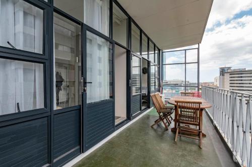 Stylish 2BR Apartment with Balcony & Skyline Views Walk to V&A & CTICC