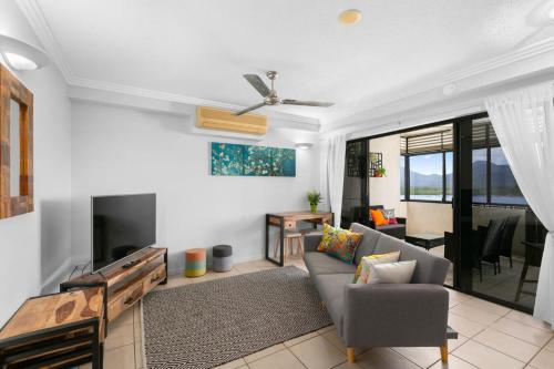 604 Chic City Apartment with Water Views — 4-Star Luxury Hotel in Cairns, Australia