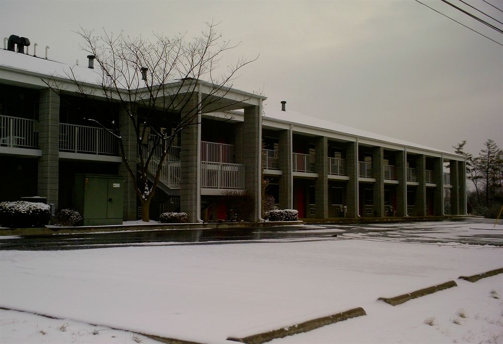 Campton Parkway Inn - photo 41