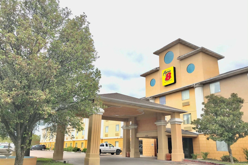 Super 8 by Wyndham Temple I 35 - carbon neutral hotel in Temple