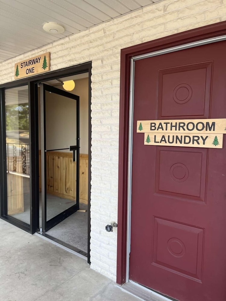 Amber's Inn & Suites - photo 37