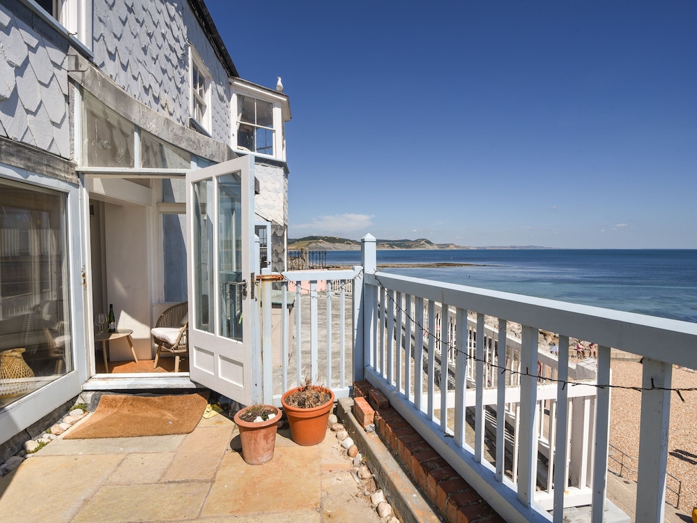 Bell Cliff House — 4-Star Luxury Hotel in Lyme Regis, United Kingdom