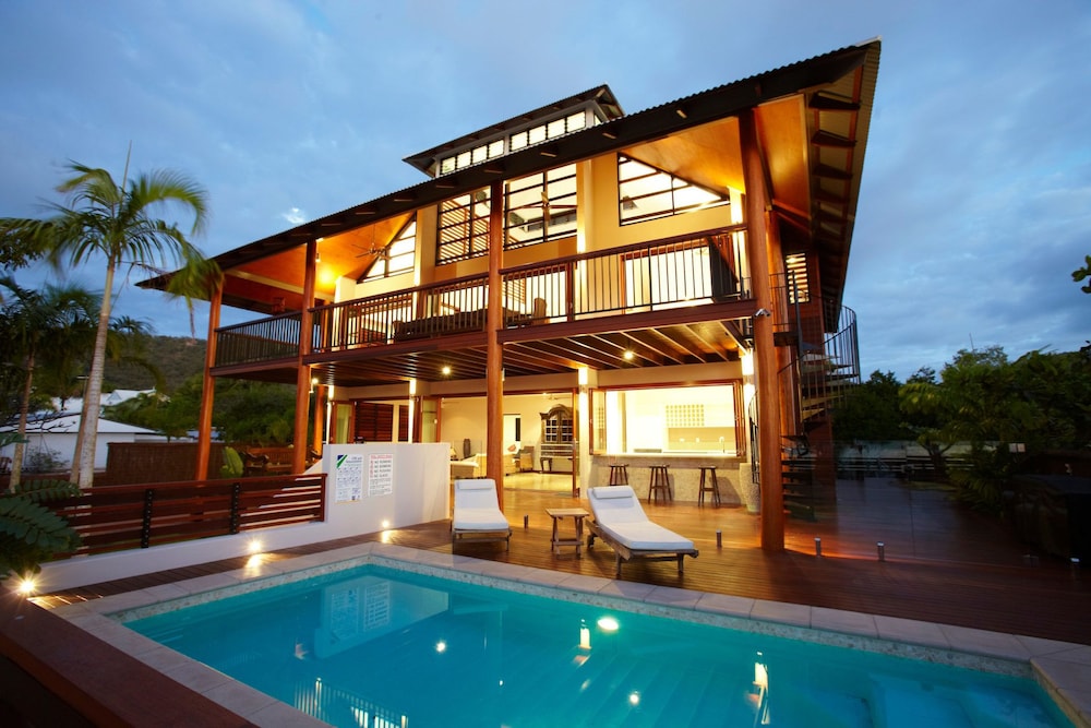 Villa Kembali — 4-Star Luxury Hotel in Magnetic Island, Australia