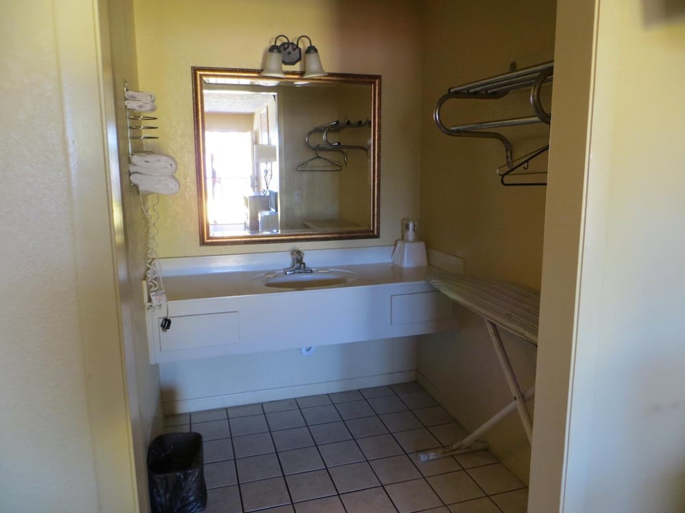 Summer Breeze Motel - photo 24
