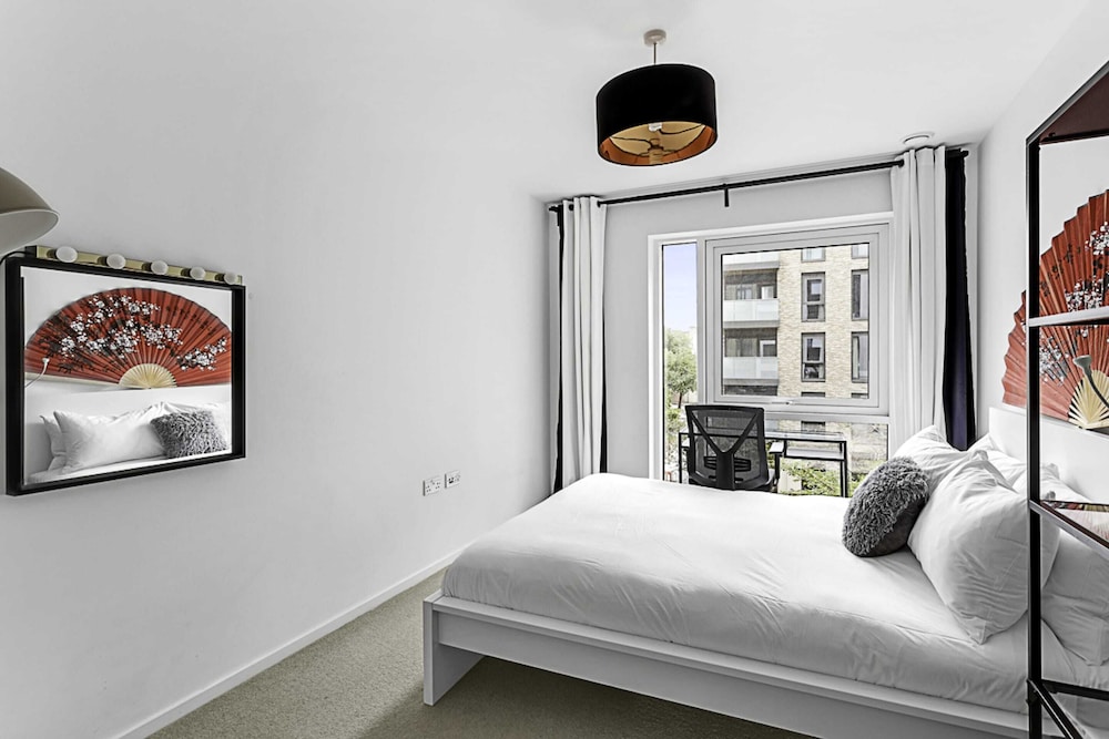 Stylish Flat In Battersea Reach — 4-Star Luxury Hotel in London, United Kingdom