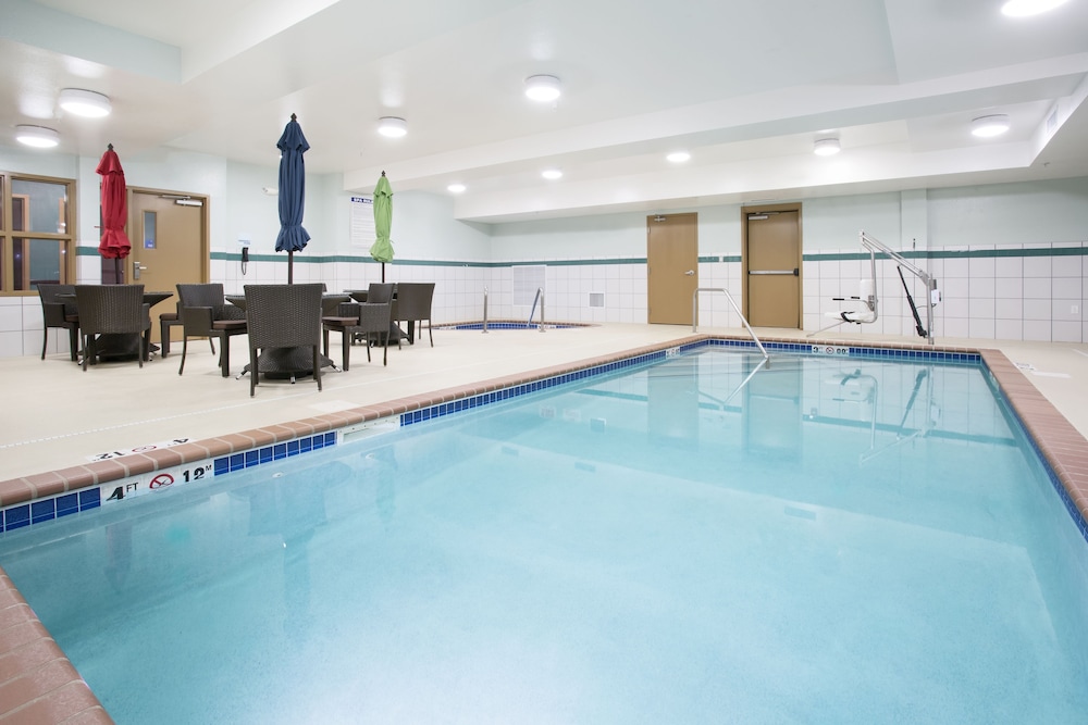 Holiday Inn Express & Suites Minot by IHG - photo 17