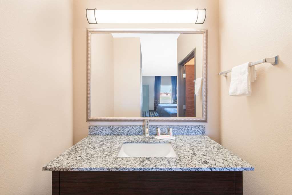 Super 8 by Wyndham Dilley TX - photo 8