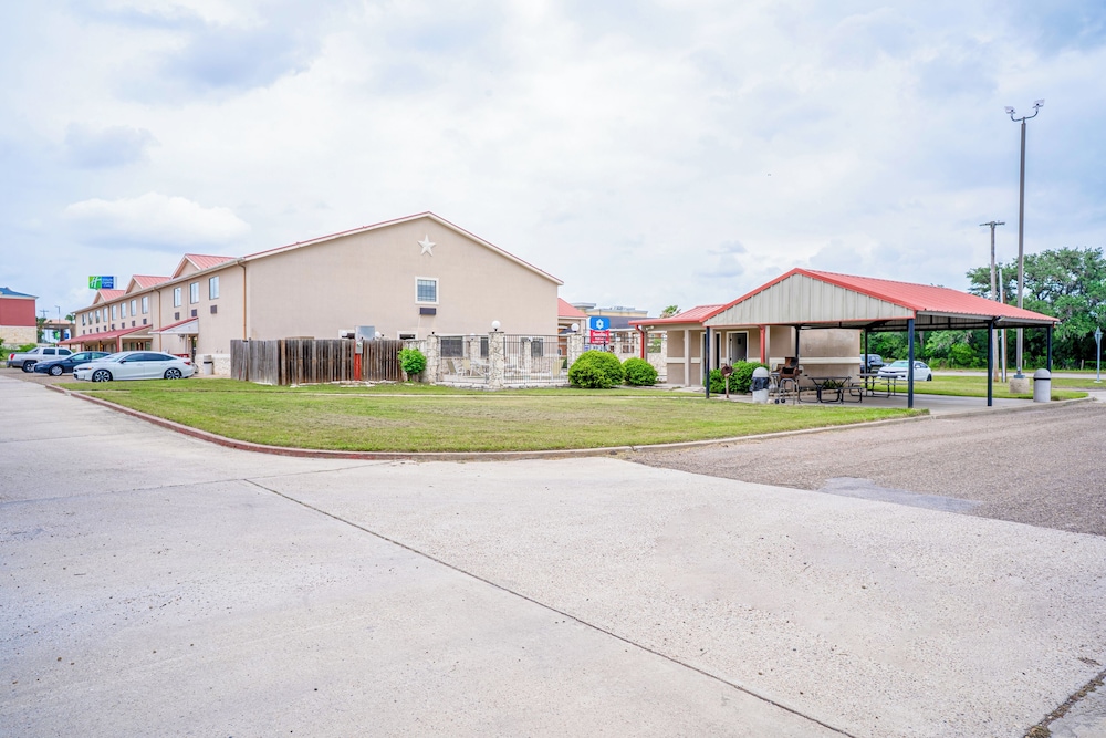 Texan Inn By Oyo Beeville Us 181 - photo 103