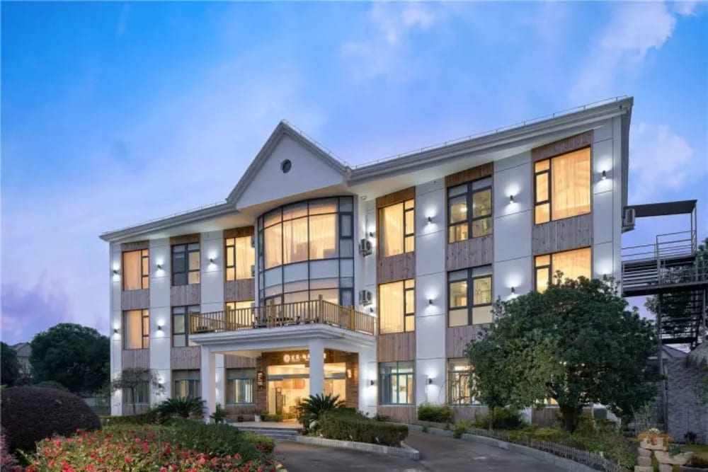 Floral Hotel Xiangfengling Hostel in Menghai, People's Republic of China