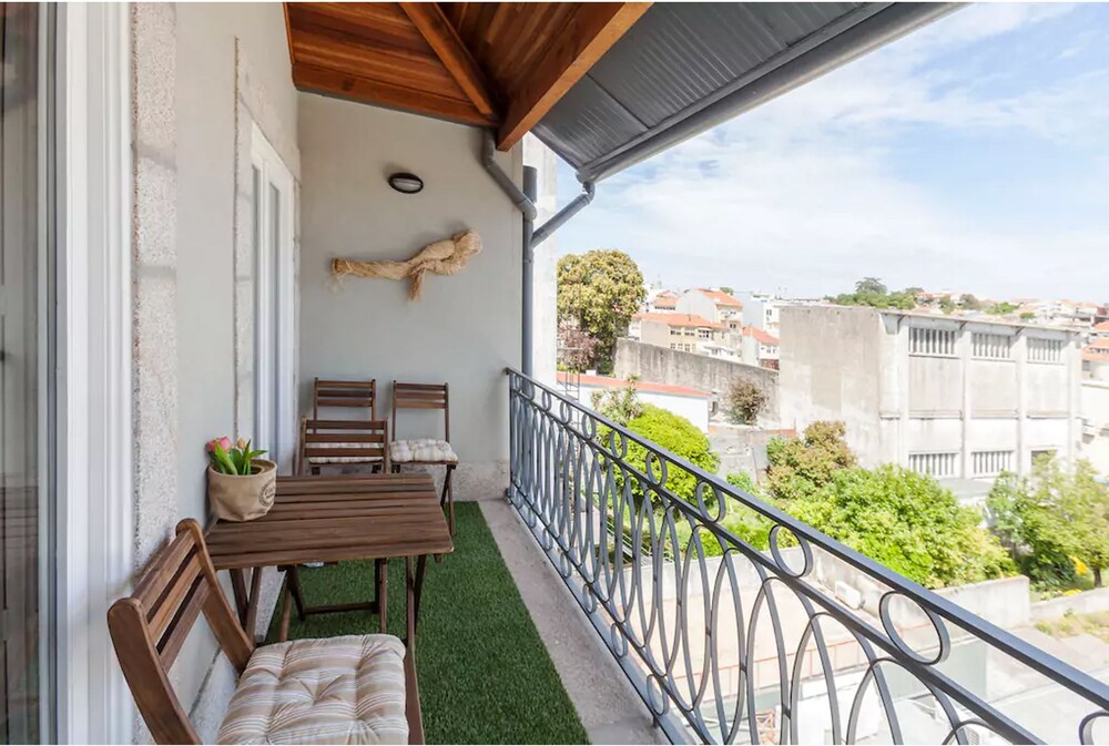 Boutique Rentals Boho Chic Apartment — 4-Star Luxury Hotel in Porto, Portugal