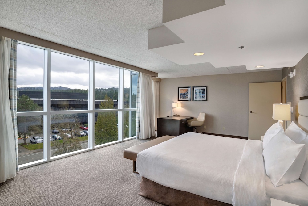 Embassy Suites by Hilton Seattle Bellevue - photo 22