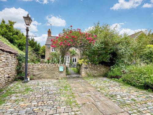 Gladwyn Cottage — 4-Star Luxury Hotel in Sutton Benger, United Kingdom