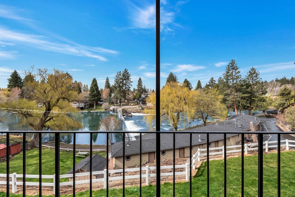 Bend Riverside Inn & Suites - photo 335