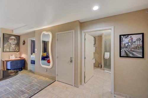SPHERE IN 4K Vintage Vegas Condo with Sphere and Strip Views