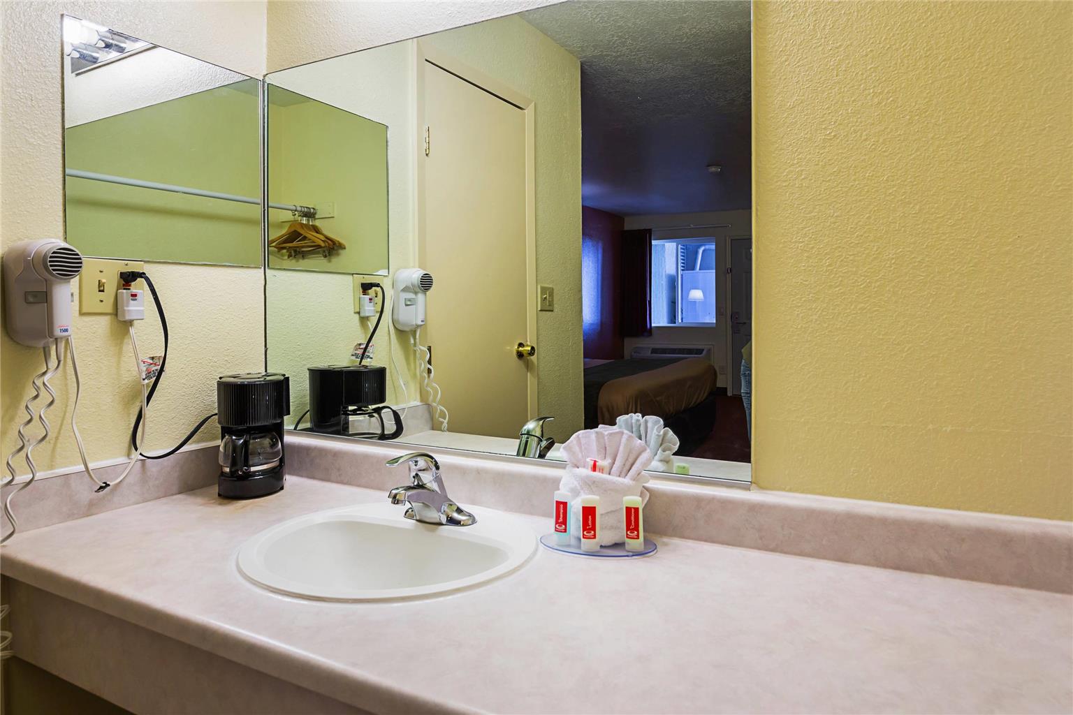 Econo Lodge Hurricane Zion Park Area - photo 17