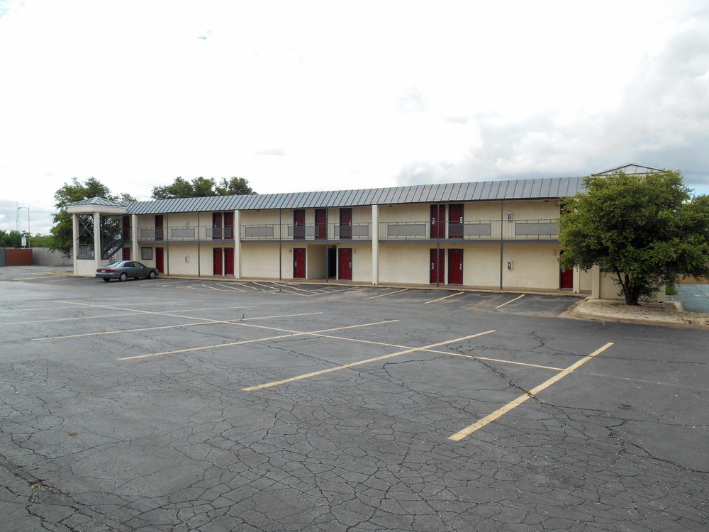 Red Roof Inn & Suites San Angelo - photo 7