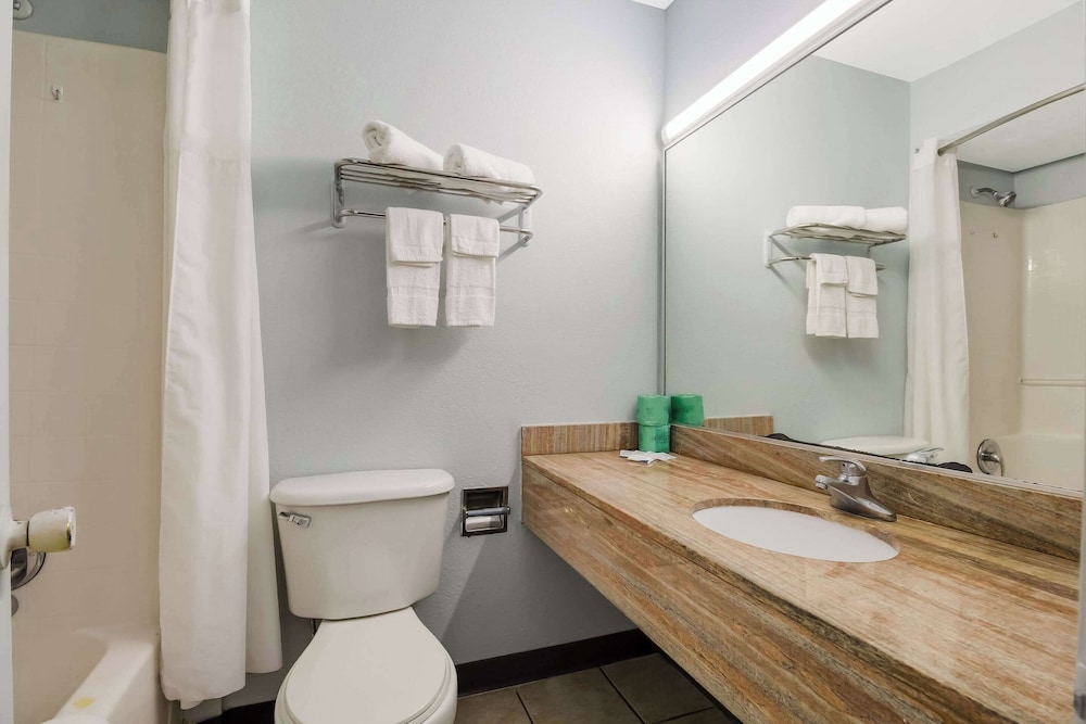 Rodeway Inn Conference Center - photo 11