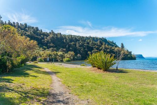 Duck Inn Lake Taupo Holiday Home — 4-Star Luxury Hotel in Turangi, New Zealand