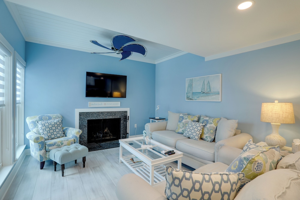Sip Sunbathe and Relax Poolside Madeira Beach Gem — 4-Star Luxury Hotel in Saint Pete Beach, United States