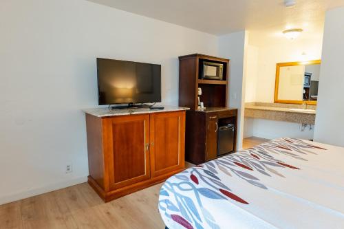 Courtesy Inn Motel - photo 11