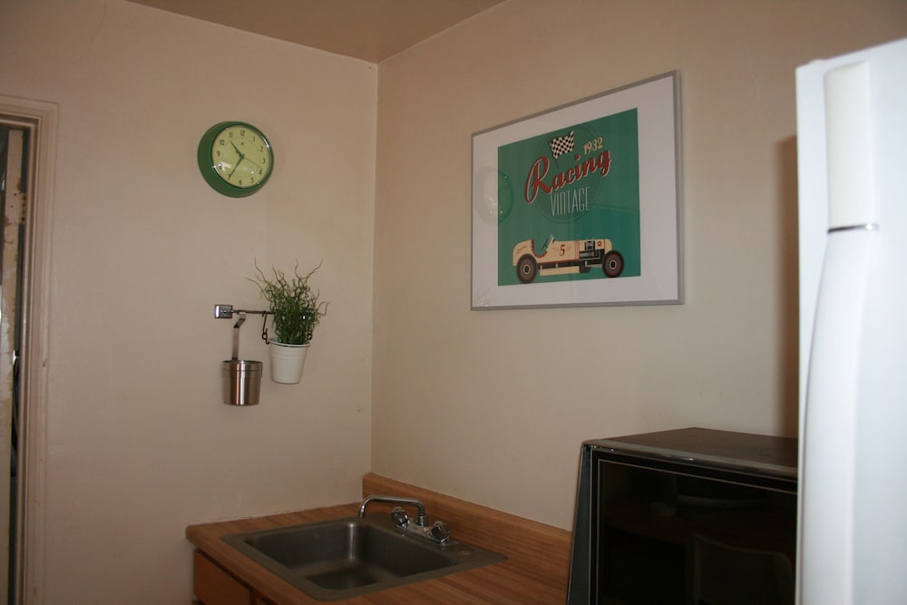 The New Star Motel with Studio Kitchens: 1950s Extended Stay Lodging and Retreat Center - photo 36