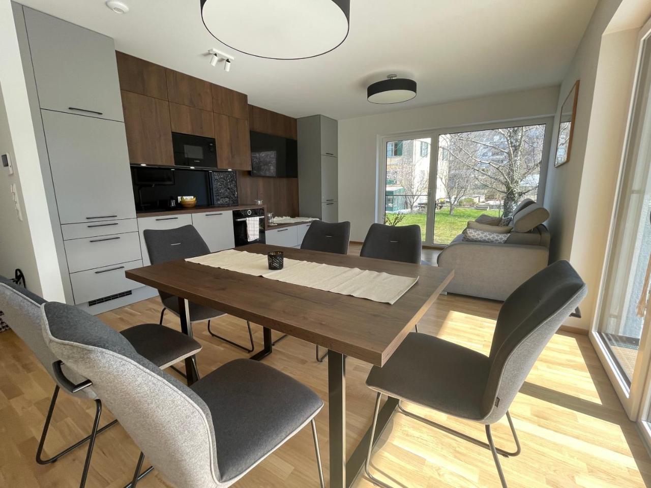 Luxury Apartment Mit Balkon in Seenahe — 4-Star Luxury Hotel in Gmunden, Austria